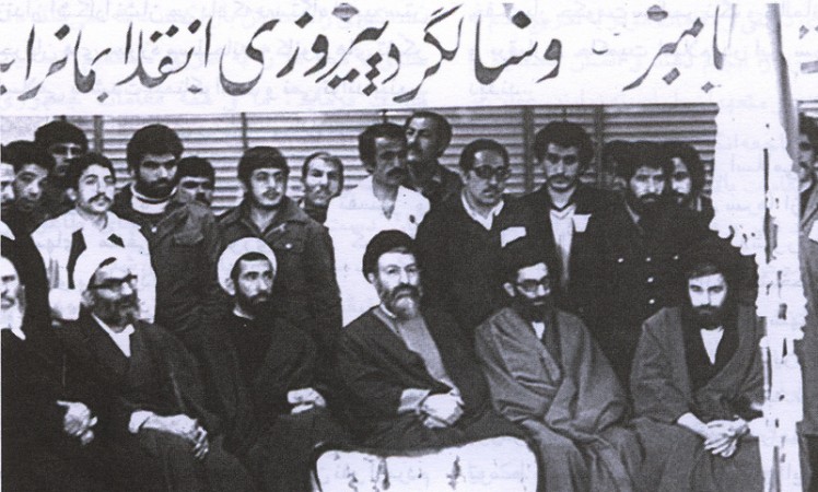 آقایان احمد خمینی، خامنه‌ای، بهشتی، باهنر و موسوی اردبیلی در بیمارستان رجایی تهران، مراسم تنفیذ حکم بنی‌صدر، اس