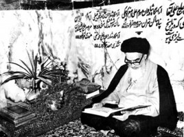 imam-khomeini-reading