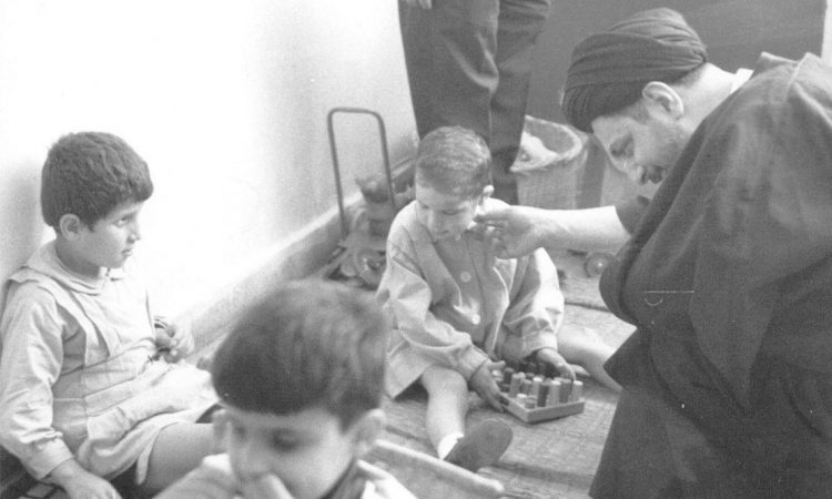 امام موسی صدر در بازدید از مدرسه بیت‌الاطفال صیدا